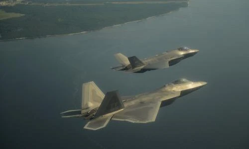 Phải chăng F-22 Raptor đang ngáng đường công danh F-35?