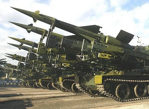 Sức sống mãnh liệt của xe tăng Liên Xô “làm nền” cho vũ khí quái dị của Cuba, Iraq...