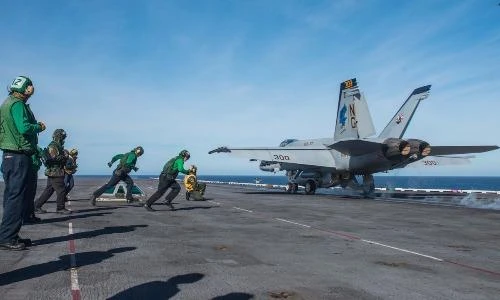 "Giao thông" tấp nập trên tàu sân bay USS John C. Stennis