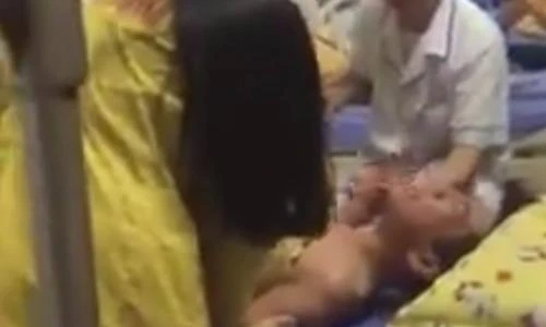 Khó đỡ cảnh soái ca sợ hãi, gào thét khi bị tiêm