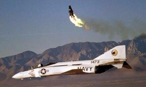 Rợn người cảnh phi công bắn khỏi chiến đấu cơ đang rơi