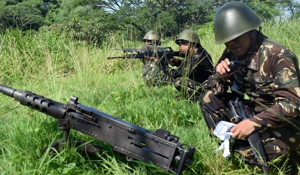 Bất ngờ: Lính Philippines đội mũ sắt Liên Xô, huấn luyện với súng Mỹ