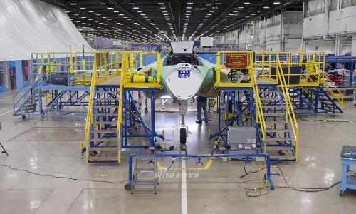 Choáng ngợp trong nhà máy sản xuất chiến đấu cơ F-35