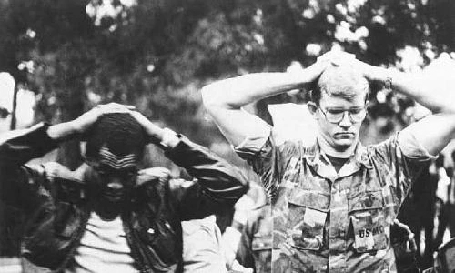 Đại sứ quán Mỹ ở Iran bị tấn công, Thuỷ quân Lục chiến giơ tay hàng