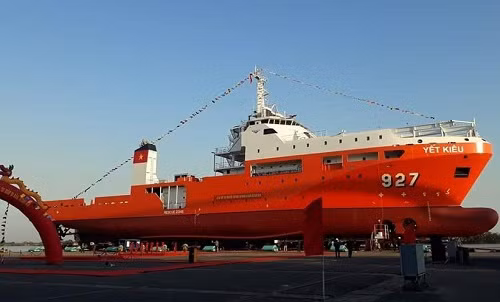 Cận cảnh Hải quân Việt Nam hạ thuỷ tàu chuyên cứu hộ tàu ngầm Yết Kiêu