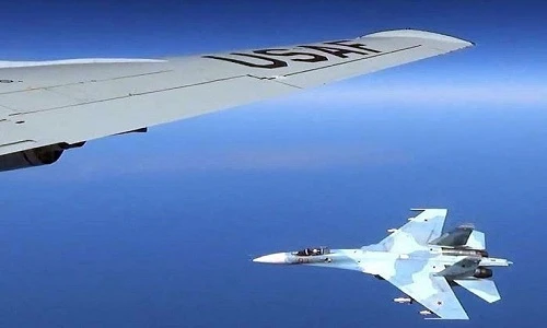 Su-30 Nga đảo cánh bay cách máy bay Mỹ chỉ 20 mét