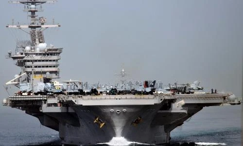 Sức mạnh vượt trội của tàu sân bay vừa đến Biển Đông