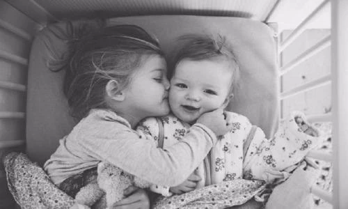 Hình ảnh chứng tỏ có anh có em vui hơn con một nhiều