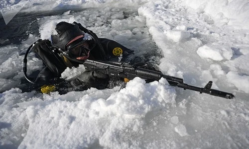 Rùng mình xem đặc nhiệm Nga ngâm mình dưới hồ băng -15 độ