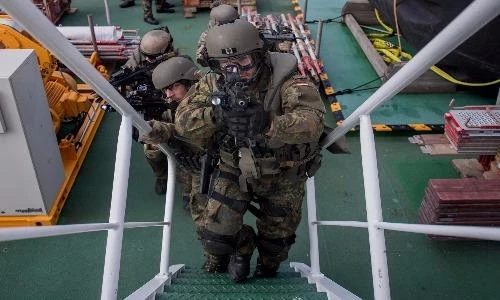 Mục kích Đặc nhiệm Đức dàn quân săn cướp biển