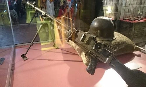 Ngắm hiện vật “độc” triển lãm Sống mãi với thủ đô