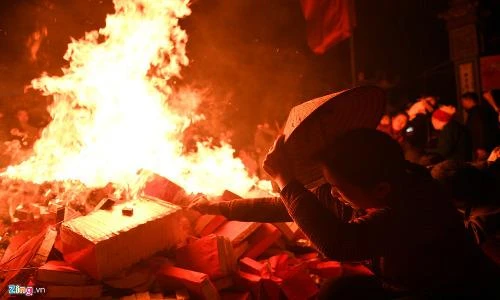 Đốt 100 kg vàng mã để châm lửa lấy đỏ
