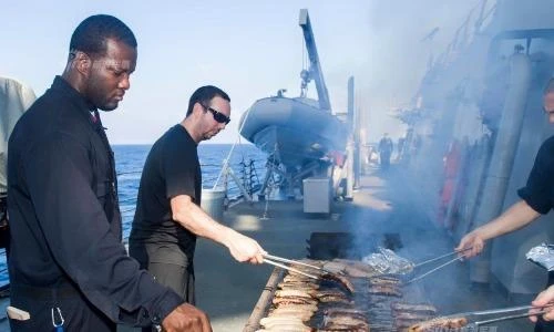 TSB về cảng, tàu khu trục Mỹ mở tiệc linh đình