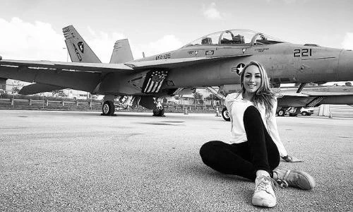 Bất ngờ vẻ đẹp nữ phi công tóc vàng quyến rũ người Mexico