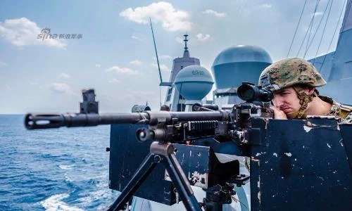 Mục kích tàu đệm khí Mỹ ùn ùn đổ bộ Okinawa