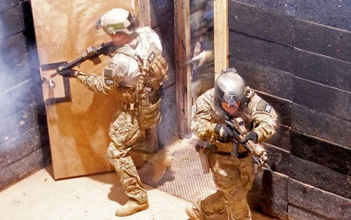 Cận cảnh chiến thuật tác chiến không gian hẹp của biệt kích Mũ Nồi Xanh