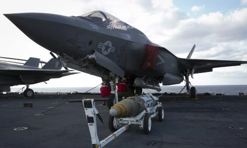 Hải quân Mỹ lần đầu tiên gắn bom cho F-35B