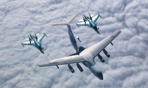 Cận cảnh màn "đổ xăng" trên không của Su-30SM và Su-34