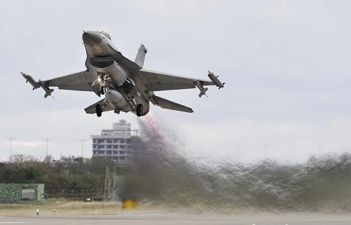 Choáng: Tiêm kích F-16 Mỹ phóng sát đất cực nhanh, "đánh chặn" ô tô của nghi phạm
