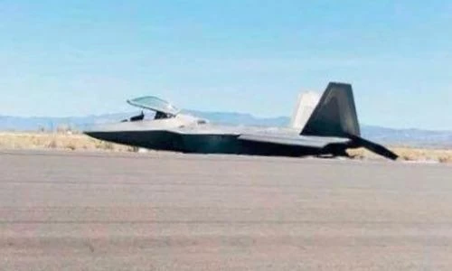 F-22 của Mỹ chưa kịp cất cánh đã hạ cánh bằng bụng