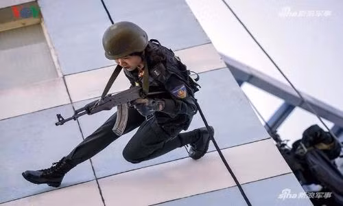 Nữ Cảnh sát Cơ động Việt Nam lên báo nước ngoài