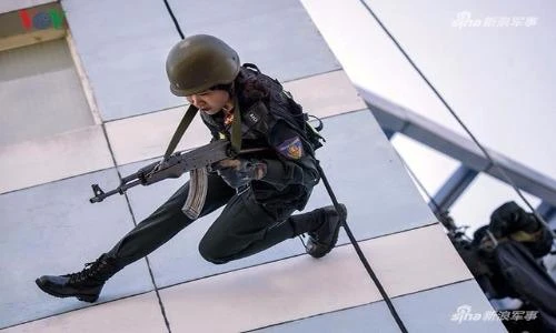 Nữ Cảnh sát Cơ động Việt Nam lên báo nước ngoài