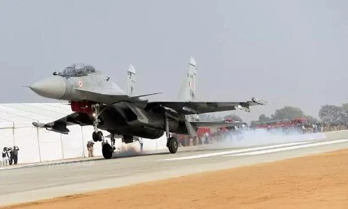 Ngoạn mục tiêm kích Su-30 hạ cánh trên đường cao tốc