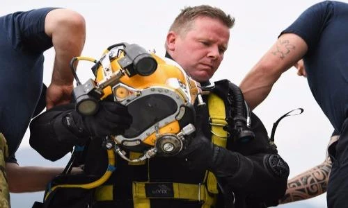 Khai quật thành công siêu bom động đất dưới đáy hồ