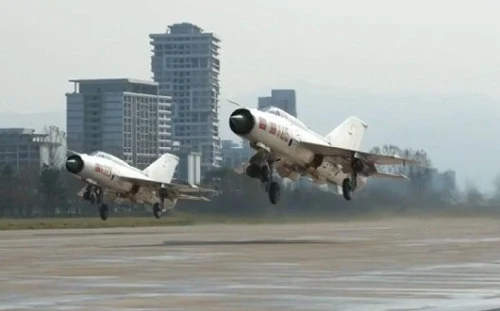 MiG-21 Việt Nam cho về hưu từ lâu, Triều Tiên vẫn mang ra tập trận