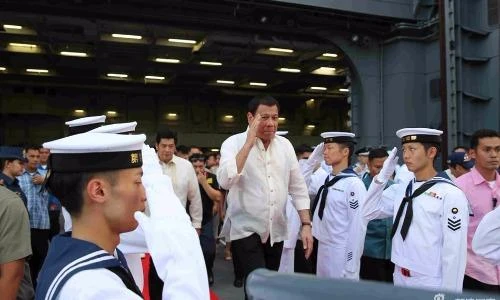 Tổng thống Duterte hứng thú với khu trục hạm Izumo Nhật Bản