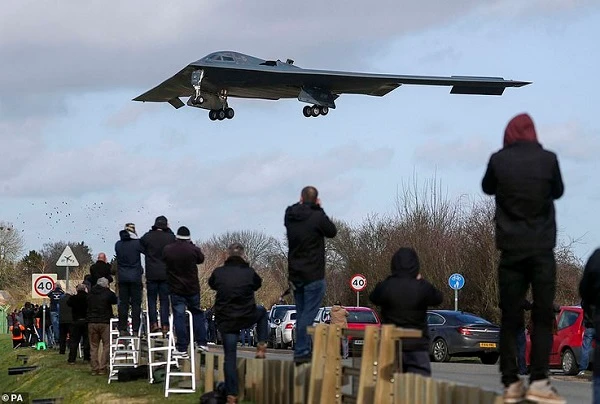 Oanh tạc cơ B-2 Spirit của Mỹ xuất hiện ở Anh "hù doạ" ai?
