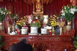 Thời điểm lý tưởng để bao sái bàn thờ, tỉa chân hương cuối năm