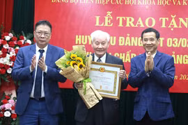 Đảng ủy VUSTA trao tặng Huy hiệu Đảng cho 35 đảng viên, ghi nhận cống hiến lớn lao