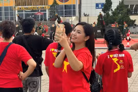 Người dân náo nức chờ đoàn xe cơ giới tiến về Mỹ Đình