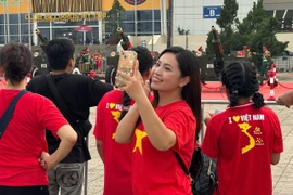 Người dân náo nức chờ đoàn xe cơ giới tiến về Mỹ Đình