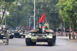 Hàng vạn người nô nức chào đón đoàn khí tài tiến vào Quảng trường Ba Đình