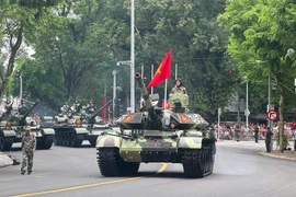 Hàng vạn người nô nức chào đón đoàn khí tài tiến vào Quảng trường Ba Đình