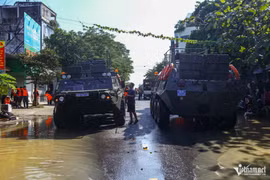 Cận cảnh dàn xe đặc chủng của công an giải cứu người dân Hà Nội bị ngập lụt 