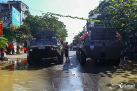 Cận cảnh dàn xe đặc chủng của công an giải cứu người dân Hà Nội bị ngập lụt 