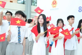 Các học sinh cùng vui hòa nhịp trong khúc hát về Trường Tự nhiên.