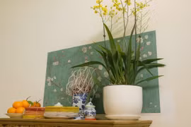 Đặt chậu hoa lên bàn thờ, may mắn hay rước họa? 