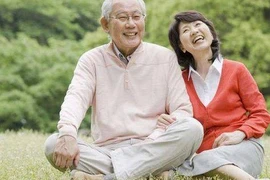 Bí quyết hạnh phúc tuổi 60, tâm an, thân vững, giao tiếp vừa đủ