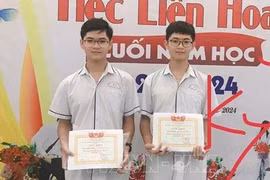 Cách học Toán cùng chạm giải Nhất Quốc gia của cặp song sinh