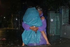 Mưa to kéo dài do bão số 1, người dân Đà Nẵng trắng đêm chạy ngập