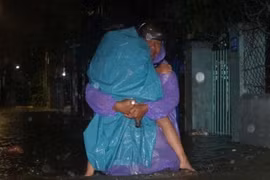 Mưa to kéo dài do bão số 1, người dân Đà Nẵng trắng đêm chạy ngập