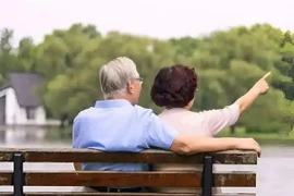 Ba điều người già khôn ngoan luôn giả vờ trước mặt con cái