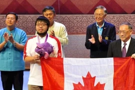 Alex Song, thần đồng 6 lần thi IMO, 5 HCV, ai qua được?