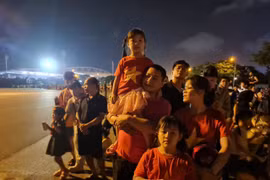 Ngàn người dân đón chào đoàn xe cơ giới tiến vào Trường đua F1 Mỹ Đình