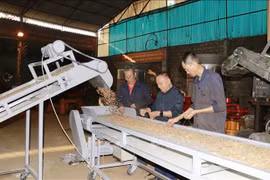 Anh hùng Lao động Vũ Hữu Lê, người đưa máy 4.0 về với bản làng