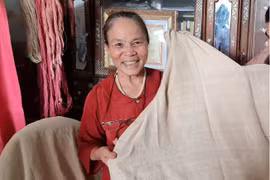 Nghệ nhân tiết lộ công nghệ dệt áo cưới tơ sen siêu đỉnh của Tiên Nguyễn